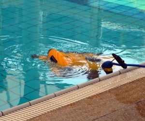 How Do You Clean A Swimming Pool Effortlessly?