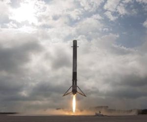 SpaceX plans to send 2 tourists around the Moon in 2018